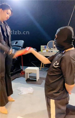 图片[6]_【冰诺】连环耳光狂抽/人肉脚垫_HD绳艺资源