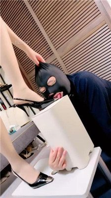 图片[11]_【茹雪】带闺蜜虐狗-跪舔高跟美腿/踩狗舌/丝袜塞嘴【完整版】_HD绳艺资源