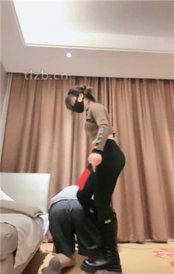 图片[19]_【不期而遇】恋臀爱好者-长筒靴高难度挑战踢踩跺/磕头认错_HD绳艺资源