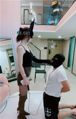 图片[16]_【陈莹斯】嘴叼高跟/人体衣架/骑马爬行/碾压踩狗爪_HD绳艺资源