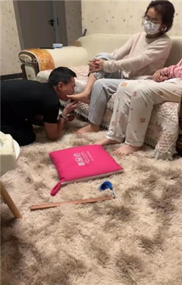 甜儿公主稀有小白鞋粉棉袜踩两块人肉地毯，全体重踩头 bf23611