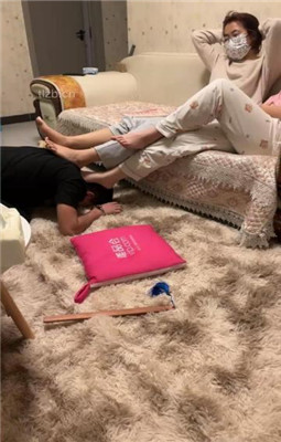 甜儿公主稀有小白鞋粉棉袜踩两块人肉地毯，全体重踩头 bf23611