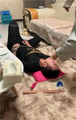 甜儿公主稀有小白鞋粉棉袜踩两块人肉地毯，全体重踩头 bf23611