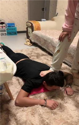 甜儿公主稀有小白鞋粉棉袜踩两块人肉地毯，全体重踩头 bf23611