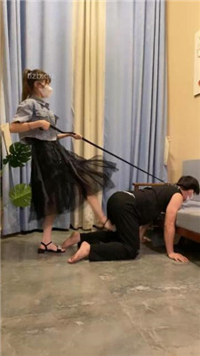 图片[5]_【甘露】凉鞋踩狗头/狗链遛狗/踢踹/骑马踩踏_HD绳艺资源