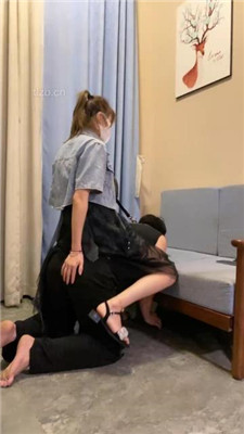 图片[7]_【甘露】凉鞋踩狗头/狗链遛狗/踢踹/骑马踩踏_HD绳艺资源