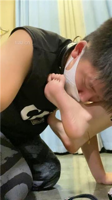 图片[13]_【甘露】凉鞋踩狗头/狗链遛狗/踢踹/骑马踩踏_HD绳艺资源