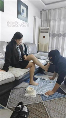 图片[4]_【尤尤子】学生S脚踩蛋糕喂食班主任_HD绳艺资源