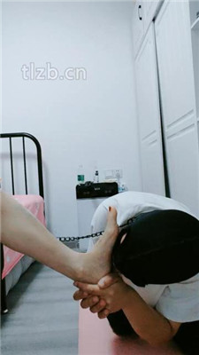 艾琳s虐脚奴身上蹦迪喂脚趾甲——颜面破坏系列(六) YC-230206-2