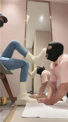 图片[2]_【美娜格格】牛仔裤短靴-胯下辱/人体擦鞋器/脚插嘴_HD绳艺资源