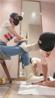 图片[3]_【美娜格格】牛仔裤短靴-胯下辱/人体擦鞋器/脚插嘴_HD绳艺资源