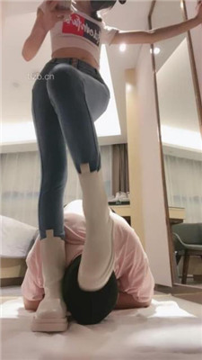 图片[10]_【美娜格格】牛仔裤短靴-胯下辱/人体擦鞋器/脚插嘴_HD绳艺资源