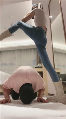 图片[11]_【美娜格格】牛仔裤短靴-胯下辱/人体擦鞋器/脚插嘴_HD绳艺资源