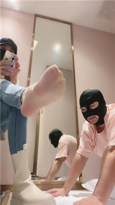 图片[15]_【美娜格格】牛仔裤短靴-胯下辱/人体擦鞋器/脚插嘴_HD绳艺资源