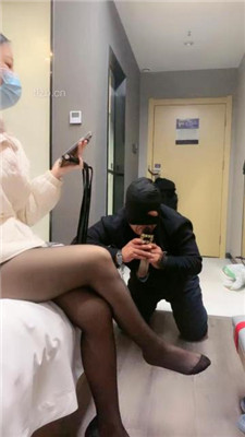 图片[2]_【小雅老师】黑丝高跟踩踏脚底喂食-喝圣水【完整版_HD绳艺资源