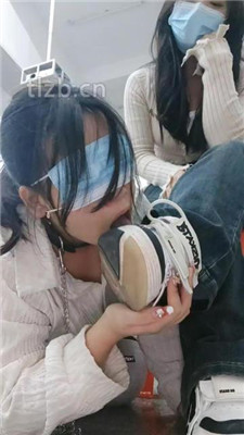 图片[6]_【爱可呀】教室开发素人S-母畜-跪舔多人多双脏鞋_HD绳艺资源