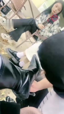 打完球臭脚踩踏坐肚子闻脚