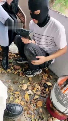 打完球臭脚踩踏坐肚子闻脚