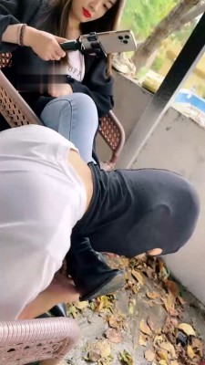 打完球臭脚踩踏坐肚子闻脚