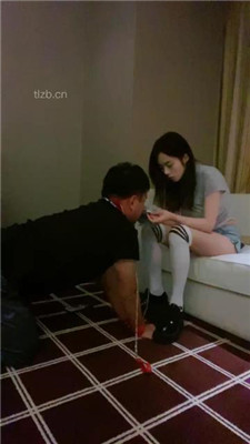 打完球臭脚踩踏坐肚子闻脚