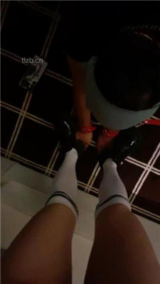 打完球臭脚踩踏坐肚子闻脚