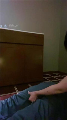打完球臭脚踩踏坐肚子闻脚
