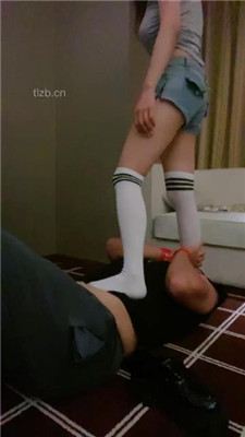 打完球臭脚踩踏坐肚子闻脚