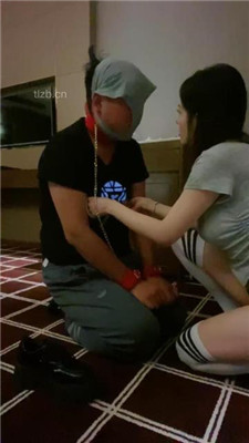 打完球臭脚踩踏坐肚子闻脚