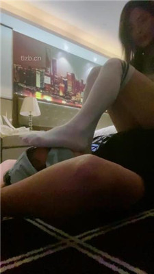 图片[18]_【不知名美女】掐拧胳膊-及膝袜捂脸窒息/数据线狠抽/踩踏_HD绳艺资源