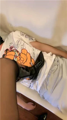 【樱女王】小刘同学脚下的贱奴老师，陶醉的舔几天没洗的臭脚丫！