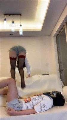正常人看了都忍不住的超级美女，裸足穿单鞋，猥琐男趁她睡着了偷偷闻了下 bf24325