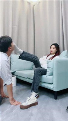 【第5风格】鲨鱼酱边玩电脑边享受舔脚服务 YC-230213