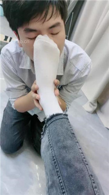【第5风格】鲨鱼酱边玩电脑边享受舔脚服务 YC-230213