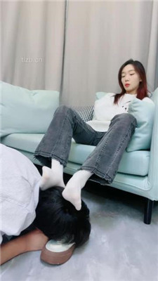 【第5风格】鲨鱼酱边玩电脑边享受舔脚服务 YC-230213