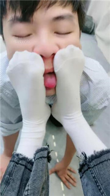 【第5风格】鲨鱼酱边玩电脑边享受舔脚服务 YC-230213