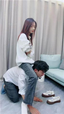 【第5风格】鲨鱼酱边玩电脑边享受舔脚服务 YC-230213