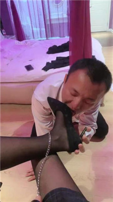 图片[8]_【于于鱼】高跟踩踏碾压-狗链拴狗-舔运动鞋黑丝高跟_HD绳艺资源