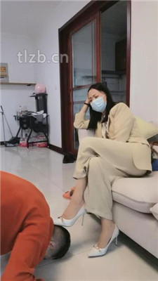 图片[2]_【凌儿女神】舔脏鞋底裸足/物化脚垫/骑马_HD绳艺资源