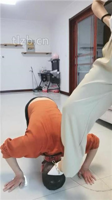 图片[18]_【凌儿女神】舔脏鞋底裸足/物化脚垫/骑马_HD绳艺资源