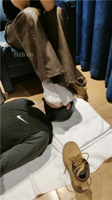 图片[4]_【玥野兔】短靴白棉袜踩狗脸_HD绳艺资源