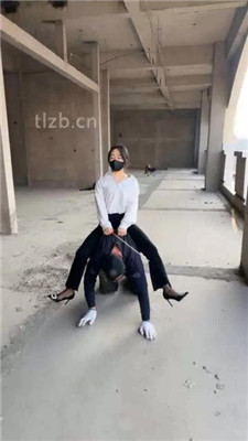 【冰时代】舔鞋底插嘴踩踏女奴