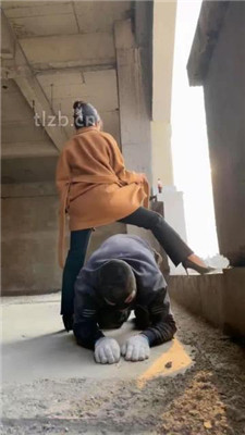 【冰时代】舔鞋底插嘴踩踏女奴