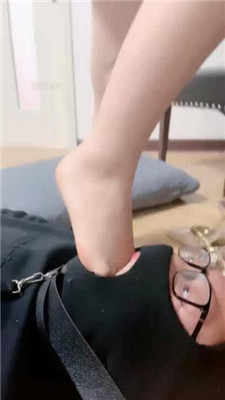 【冰时代】舔鞋底插嘴踩踏女奴