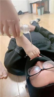 【冰时代】舔鞋底插嘴踩踏女奴