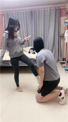 【冰时代】舔鞋底插嘴踩踏女奴