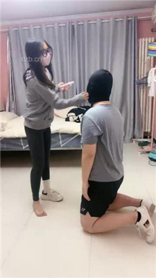 【冰时代】舔鞋底插嘴踩踏女奴