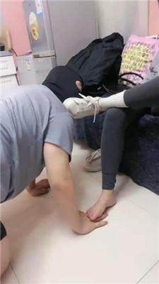 【冰时代】舔鞋底插嘴踩踏女奴