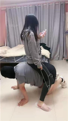 【冰时代】舔鞋底插嘴踩踏女奴