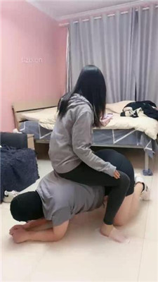 【冰时代】舔鞋底插嘴踩踏女奴