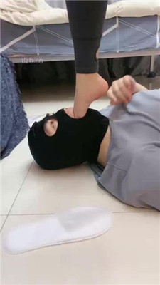 【冰时代】舔鞋底插嘴踩踏女奴